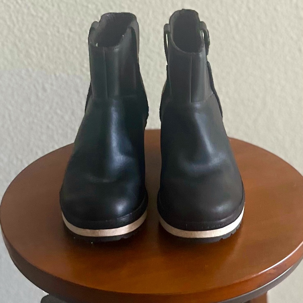 Merrell Halendi Bluff Boot Size 8 in Black in excellent condition.